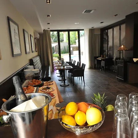 לינה וארוחת בוקר Boutique House 4*